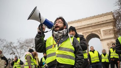 "Желтые жилеты" собрались на девятую акцию протеста в Париже