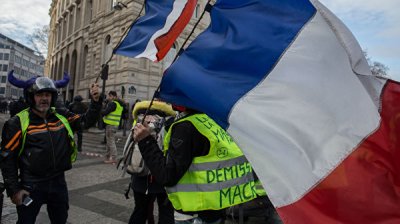 "Желтые жилеты" вышли к Триумфальной арке после шествия по Парижу