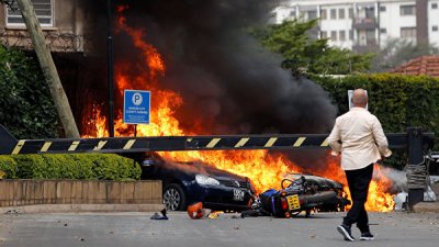 Полиция рассматривает атаку около отеля в Найроби как теракт