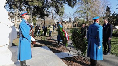 Путин и Вучич возложили цветы к памятнику советским воинам в Белграде