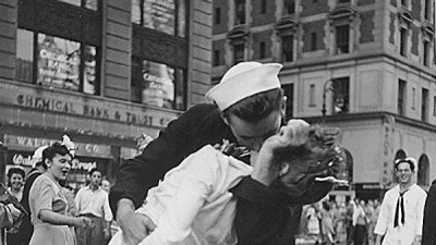 Умер герой знаменитой фотографии 1945 года "Поцелуй на Таймс-сквер"