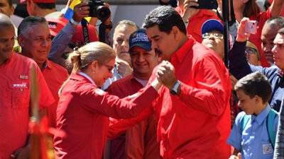 Мадуро станцевал с женой на митинге в Каракасе