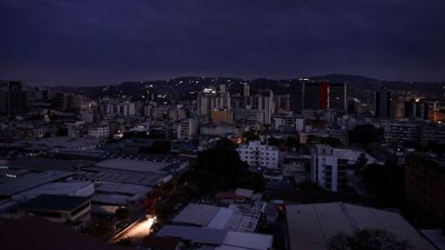 В районы Каракаса постепенно возвращают электроэнергию
