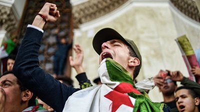 В Алжире в ходе протестов задержали более 70 демонстрантов, сообщают СМИ