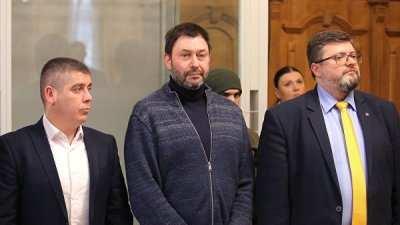 Вышинский смог пообщаться с отцом на судебном заседании в Киеве