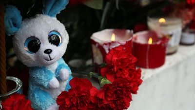 К российскому посольству в Брюсселе несут цветы в память о трагедии SSJ-100