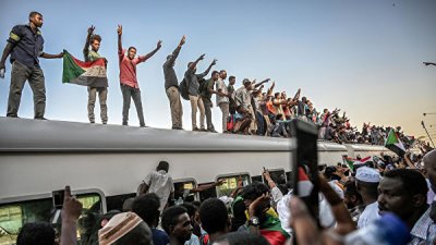 Суданская оппозиция намерена возобновить переговоры с военным советом