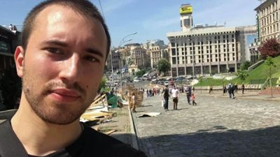 В Киеве националисты снесли забор на аллее Героев Небесной сотни