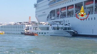 Столкновение круизного лайнера с теплоходом в Венеции попало на видео