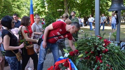 В ЛНР почтили память погибших при авиаударе по Луганской администрации