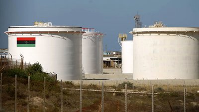 На крупнейшем месторождении в Ливии приостановили добычу нефти