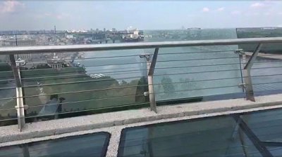 На новом "мосту Кличко" в Киеве треснуло стекло