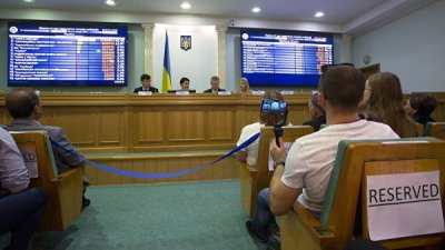 Число зарегистрированных ЦИК Украины новых депутатов Рады возросло до 238