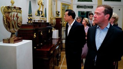 Медведев и премьер Госсовета Китая посетили музей-заповедник Павловск