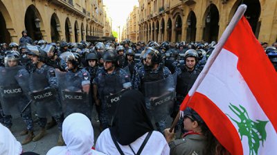 В Ливане демонстранты закидали военных камнями и открыли огонь