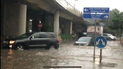 В Бейруте проливные дожди затопили улицы и подъезд к аэропорту