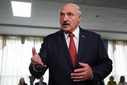 Лукашенко поручил перевести всех больных COVID-19 в областные больницы