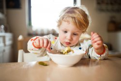 10 вариантов как заставить своего ребёнка кушать