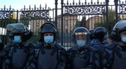 Полиция дала протестующим у парламента в Ереване пять минут, чтобы уйти