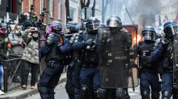 Протестующие бросают бутылки в полицию на акции протеста в Париже