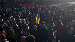 В Ереване полиция пытается взять в кольцо протестующих у парламента