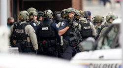 Полиция заявила о нескольких человеческих жертвах при стрельбе в Колорадо