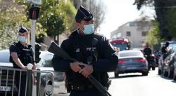 Вооруженная ножом женщина атаковала полицейского во Франции