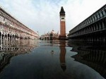 Мэр Венеции просит отменить строительство дамбы вокруг города