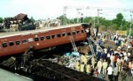 В Индии мост упал на пассажирский поезд