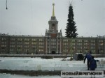 В Екатеринбурге установили половину главной городской елки
