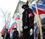 Активисты "России молодой" повесили чучело эстонского солдата