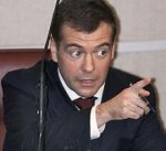 Медведев: следует "долбить по трем направлениям" для улучшения демографической ситуации в России