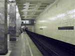 В московском метро пассажир на ходу залез под вагон