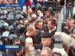 Под окнами президента Украины произошла потасовка