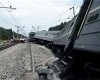 9 вагонов пассажирского поезда сошли с рельсов в Свердловской области.