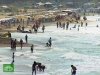 Волны уносят туристов в открытое море